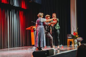 Zauberkünstler Andi Polzer unterhält die Gäste einer Weihnachtsfeier mit seiner individualisierten Bühnenshow und bittet zwei Personen aus dem Publikum mit auf die Bühne.