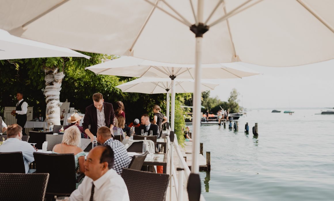 Zum Sektempfang bei einer Hochzeit im Seehotel Leoni am Starnberger See unterhält Zauberer Andi Polzer die Hochzeitsgäste mit magischen Kunststücken direkt am Tisch.