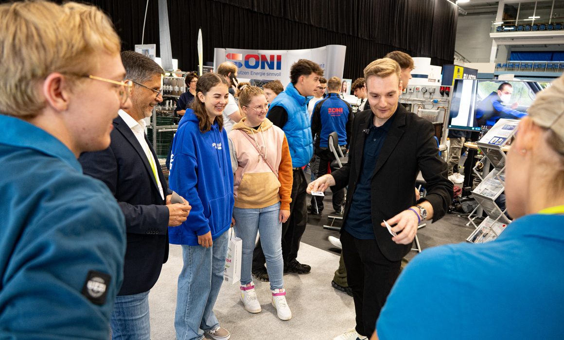 Zauberkünstler Andi Polzer begeistert die Besucher der Ausbildungsmesse Pforzen mit magischen Kunststücken am Messestand der Firma Mouldtec.