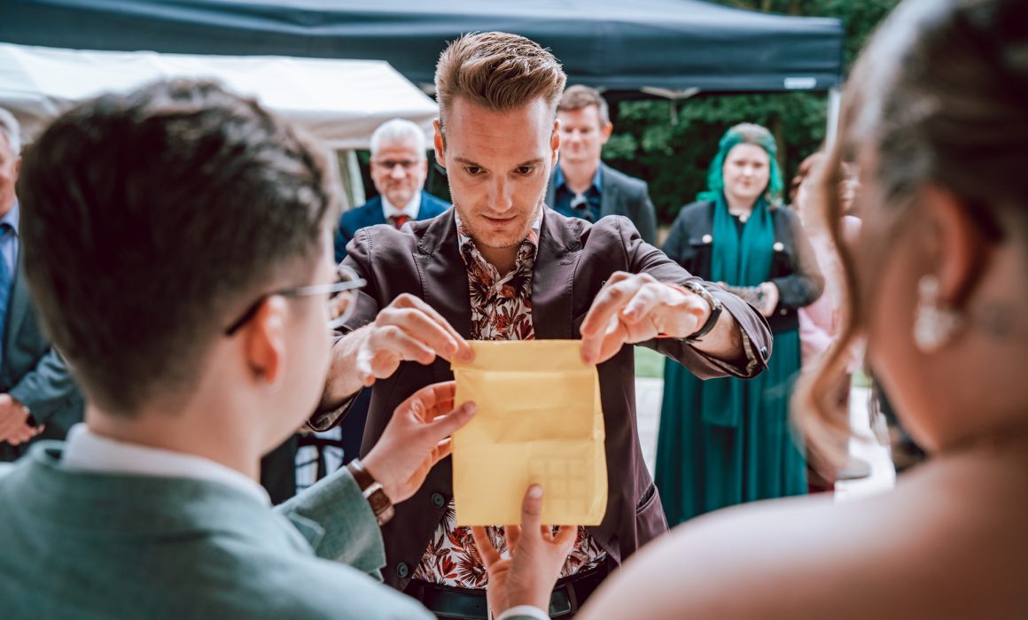Zauberer in der Nähe: Zauberkünstler Andi Polzer verzaubert das Brautpaar mit einem magischen Effekt.
