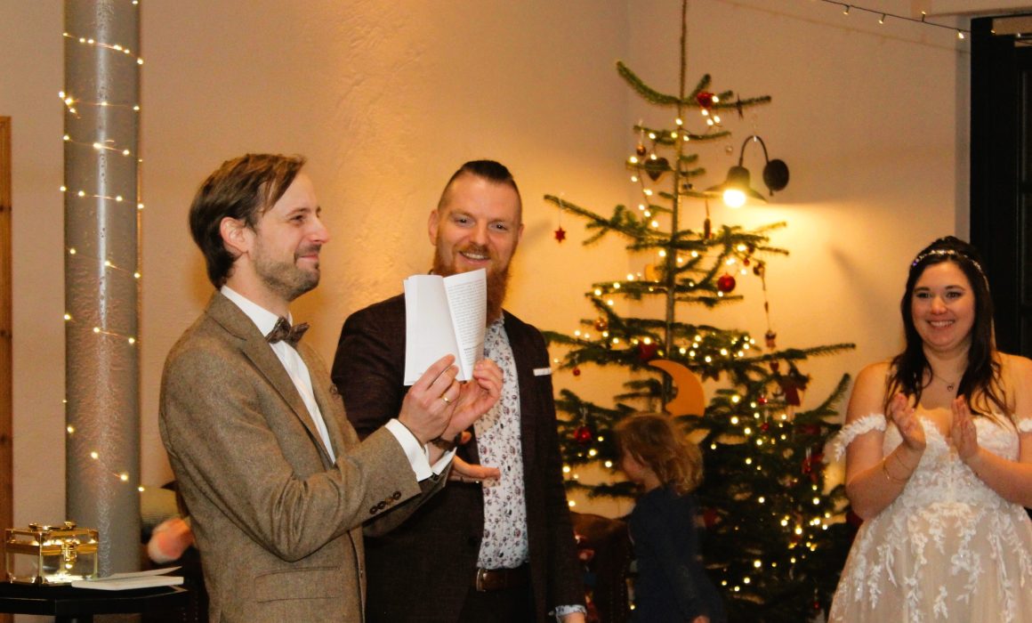 Zauberkünstler Joe Hofmann begeistert die Gäste einer Hochzeit in der Weihnachtszeit und zaubert mit dem Brautpaar.