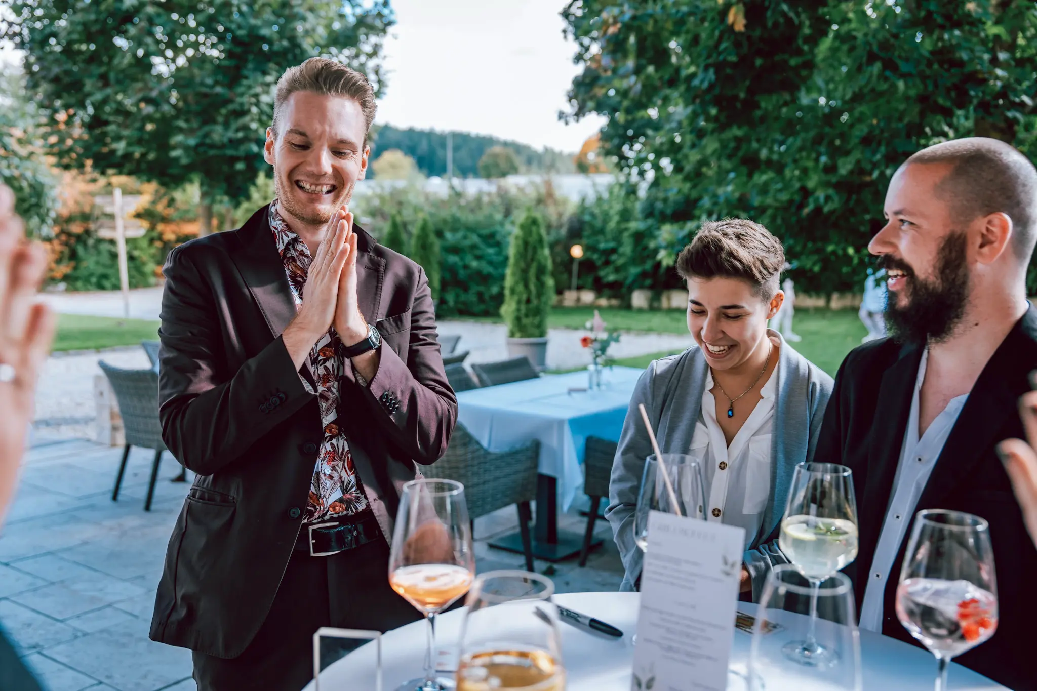 Zauberer begeistert Gäste auf einer Hochzeit