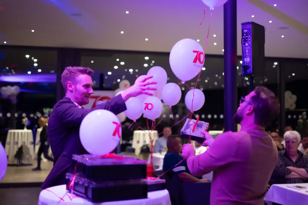 Zauberer ist auf Firmenveranstaltung, wir helfen Ihnen bei der Planung und Integration eines Zauberprogrammes in Ihre Veranstaltung
